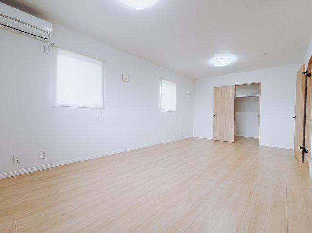 ■2階洋室｜お子様の一人部屋にピッタリな洋室。木のぬくもりを感じるフローリングは、天然木の味わいが時とともに深みを増していきます。また、傷にも強く、フリーワックスでお手入れもラクラクです♪