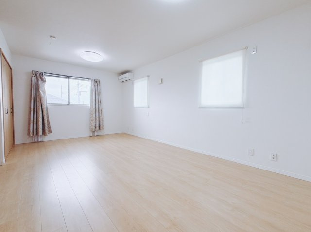 ■2階洋室｜ナチュラルカラーの床です。模様替えなどとても楽しく工夫できます♪陽当たり、風通しもとても良いので毎日快適な生活スタートです！子供部屋にも良いですね♪