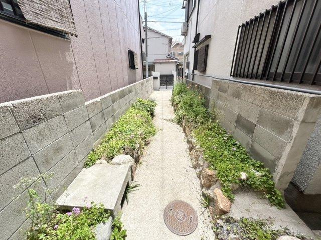 門柱から玄関までのアプローチに植栽を置いたり、夜間にライトアップを施したりするこで、隠れ家レストランのような演出が可能です♪