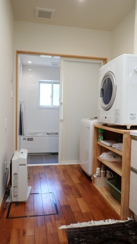 ？洗濯機と乾燥機を並べて配置できる洗面脱衣室です