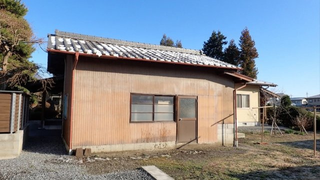 ？母屋と独立して多目的に活用できる木造の付属建物外観