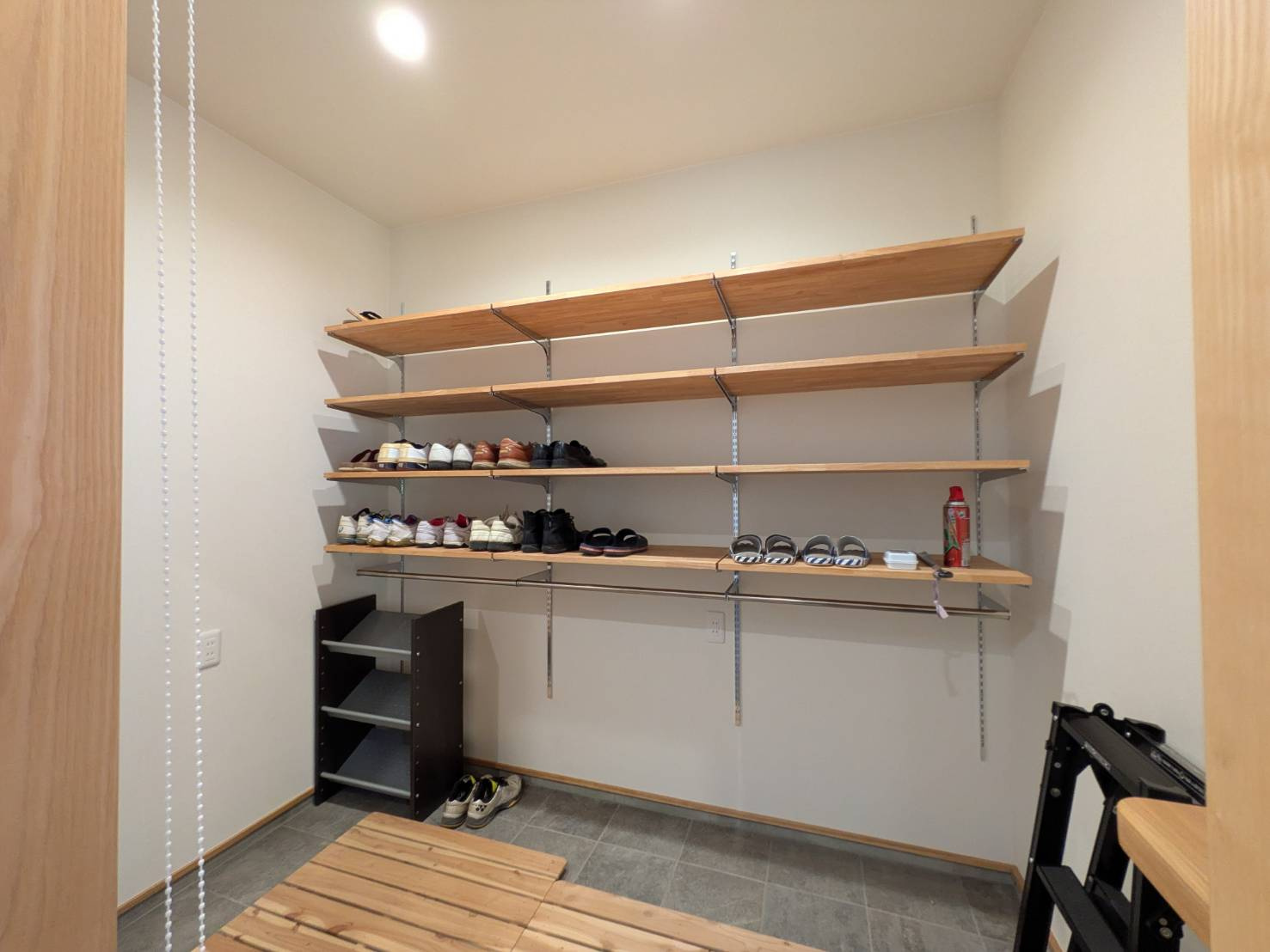 ？可動棚を備えたシューズインクローゼットがあります