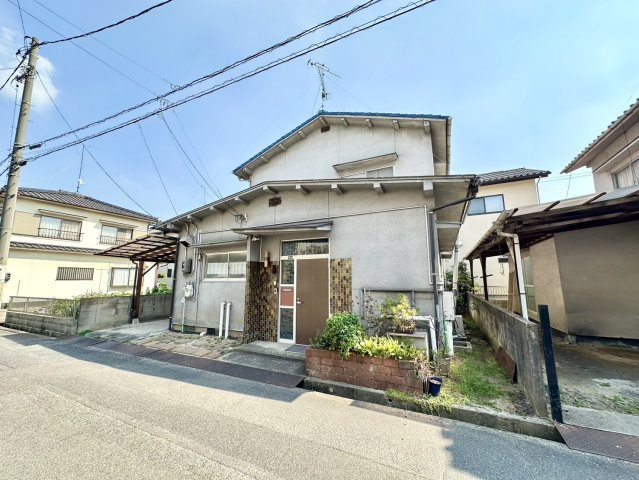 前面道路は北側公道幅員約4.0m、接道約10.5m。車通りの少なく、お車での出入りも安心です。徒歩圏内にコンビニ・スーパーもあるので、住みやすい環境となっております。ぜひ一度ご覧ください。