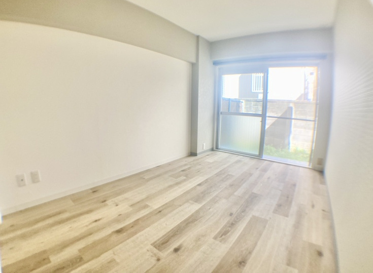 LDKに隣接した6帖のお部屋です！非常に陽当りが良いのが特徴です！　　リビングから目が届く場所なので、お子様の遊び部屋・お昼寝スペースとして使うのもオススメです！