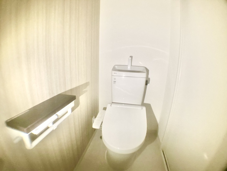 トイレも交換済みです！　今では当たり前の温水洗浄便座付き。便座を温める機能もついていて、居心地良くてトイレから出られなくなるかも！