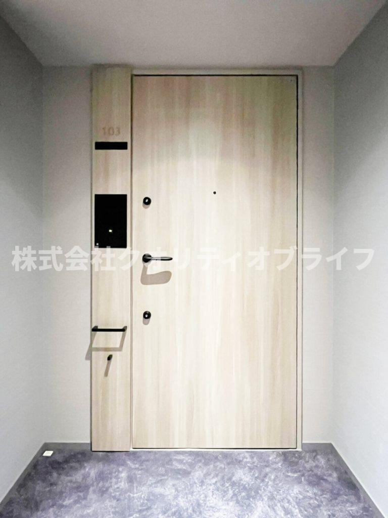 家族やゲストを心地よく迎え入れる、明るくクリーンな玄関スペース。大容量のシューズボックスが完備されており、靴や傘をすっきり片付けて美しい状態を常にキープできます。