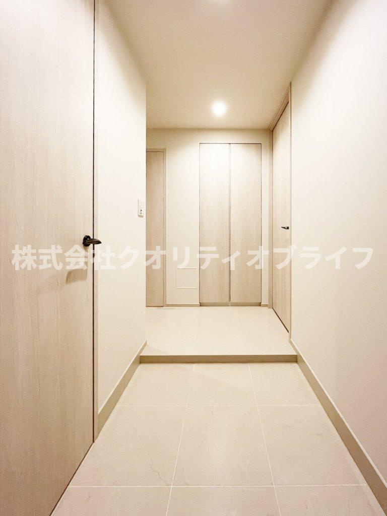家族やゲストを心地よく迎え入れる、明るくクリーンな玄関スペース。無駄のないスッキリとしたデザインで、帰ってきた瞬間にホッと心が安らぐような、お家の顔にふさわしい爽やかな空間です。