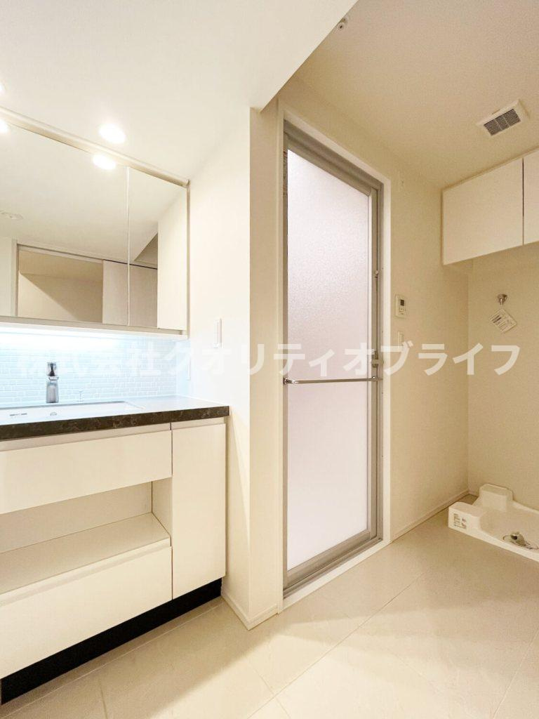 鏡の裏はすべて収納スペースになっており、散らかりがちな洗面まわりの小物を隠してスッキリと片付けることができます。