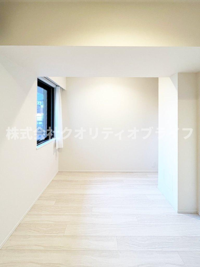 大型のベッドを配置しても圧迫感のない、ゆとりある広さを確保した洋室。