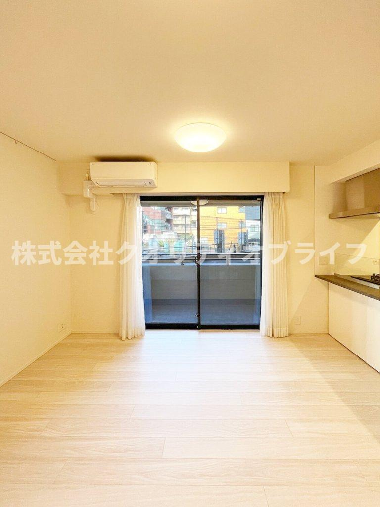壁面が多く家具の配置がしやすい縦長タイプのリビング。隣接する洋室の扉を開放することで、さらに広々とした大空間としてフレキシブルに活用できる使い勝手の良い間取りです。