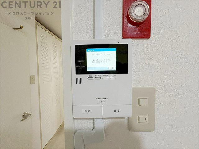 訪問者が来たときにテレビ画面で確認できるため、安心してドアを開けられます。録画機能があるものもあり、留守中に来訪者を記録しておくことができます。利便性が高く、セキュリティ面でも安心です　