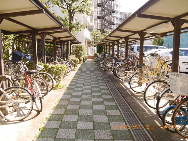屋根付きの駐輪場となっていますので、雨の日でも大切な自転車が濡れずに済みます。