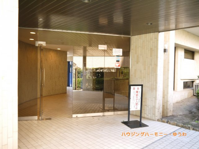 住まいの顔にふさわしい落ち着いた迎賓空間