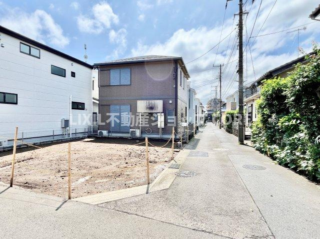 前面道路は閑静な住宅地をはしる車通りの少ない道路。お車の出し入れが苦手なママや小さなお子様にも安心　