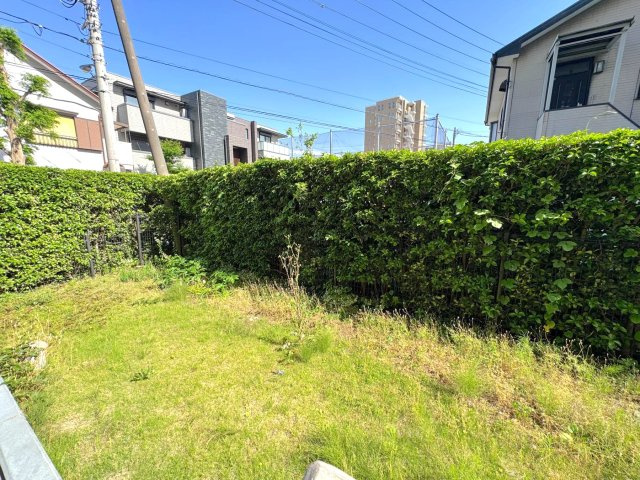 専用庭付き　南向きで日当たり良好な9.12？のバルコニーと、17.10？の広々とした専用庭が魅力です。ガーデニングを楽しんだり、お子様やペットとの憩いの場として多目的に活用できます。