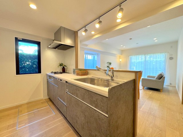 キッチン新規交換　人工大理石トップ　リビングが見渡せる対面式の開放的なキッチンです。浄水器内蔵水栓や食洗機、3口コンロを備えた最新のシステムキッチンに加え、便利な床下収納や背面収納スペースも確保