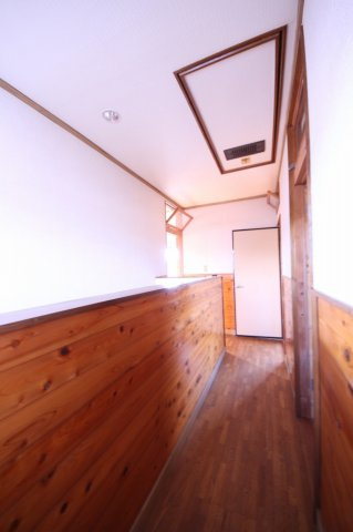 〇2Fホール〇　天井には小屋裏へ梯子がございます。