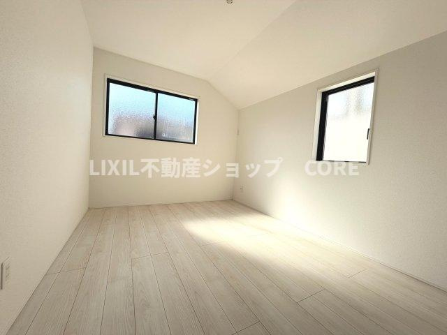 床材や建具は家具にも合わせやすい落ち着いた色合いになっております。