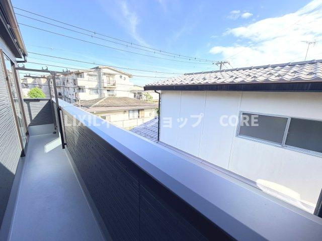 バルコニーは風通しが良く、日中は日当たりも良好です。洗濯物やお布団をたくさん干せます。