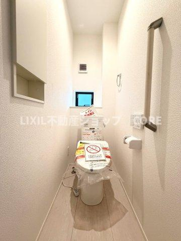 そのゆったりとした空間には洗練されたデザインのウォシュレット付きトイレを装備！