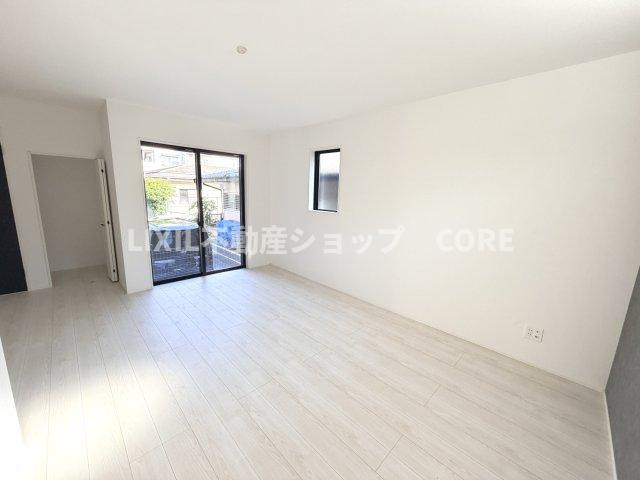 子供たちが元気に笑いながら走り回っている姿が目に浮かぶ空間で開放感を演出するリビングです。