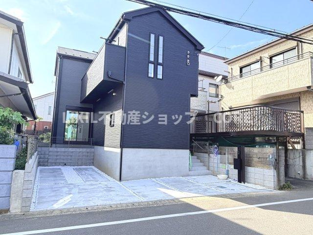 ゆったりとした駐車スペースを確保いたしましたので、大きめのお車でも駐車可能です。