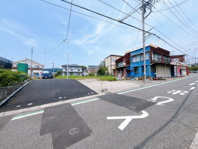【外観】　現状更地につき、引き渡し後すぐに着工可能です。　高低差も少なくスッキリとした印象！　建築条件はございませんので、お好みのハウスメーカーにて建築可能！