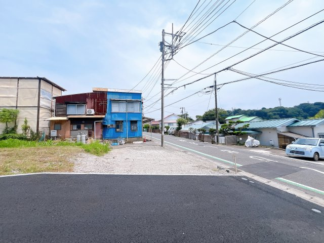 【外観】　現状更地につき、引き渡し後すぐに着工可能です。　高低差も少なくスッキリとした印象！　建築条件はございませんので、お好みのハウスメーカーにて建築可能！