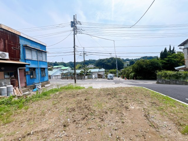 【外観】　現状更地につき、引き渡し後すぐに着工可能です。　高低差も少なくスッキリとした印象！　建築条件はございませんので、お好みのハウスメーカーにて建築可能！