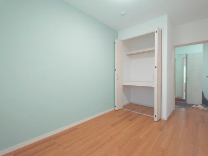 コンパクトな洋室ですがクローゼットがあり、個人部屋として使いやすい洋室です。
