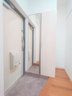 物があふれやすく、狭く感じがちな玄関も大きな鏡をおくことで、空間を広く明るく見せてくれます。
