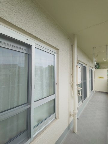 南西向きバルコニーは日照時間も長くお洗濯物も良く乾きます。