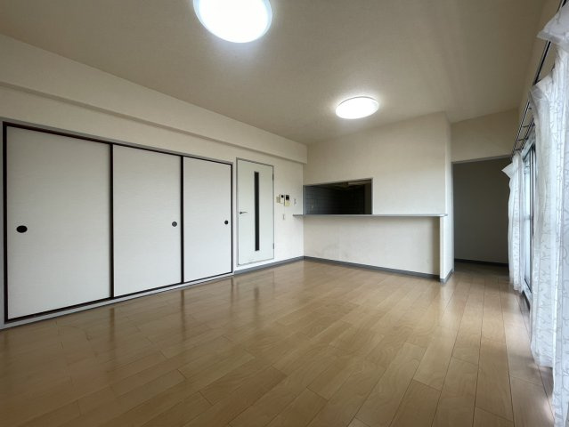 ダイニングセットやソファなどを配置しやすいゆとりのある空間。隣接する6帖の和室とつなげて使えば、さらに広がりのある居住スペースとして活用できます。キッチンにはカウンターが設けられております。