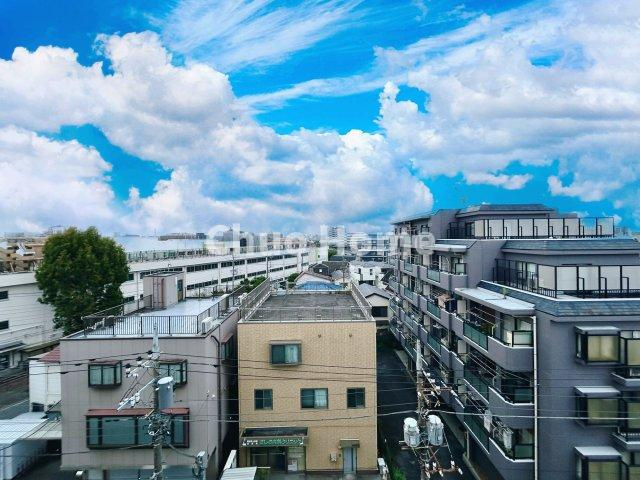 【エントランス】マンションのエントランスは、その物件の印象を決める、顔とも言える場所です。毎日通る場所ですからきれいなのが良いです。