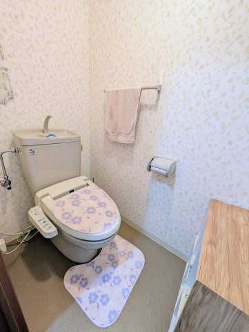 温水洗浄便座付のトイレです。丁寧にお使いでこのままご使用もいただけます。