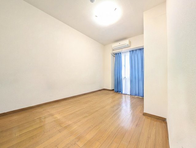 北西側洋室。ウォークインクローゼットのあるお部屋なので住空間もより広くご使用いただけます！