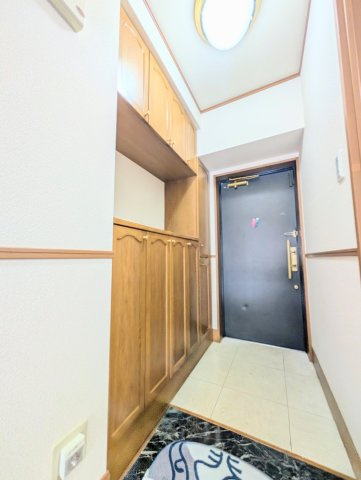 帰宅時などホッと安心できそうな感じの玄関。下駄箱の上にはお気に入りの雑貨や観葉植物など置くのも◎