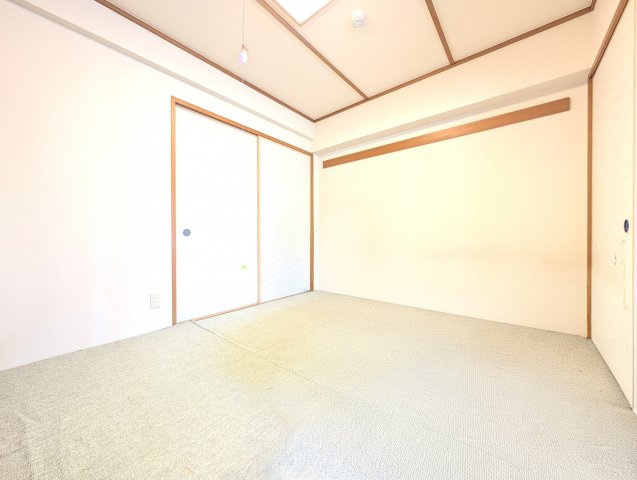 リビングに隣接してある6帖の和室。廊下からも出入り可能です！