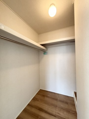 広々ウォークインクローゼットは使い勝手良好！衣類やバックを見やすく収納することができます！