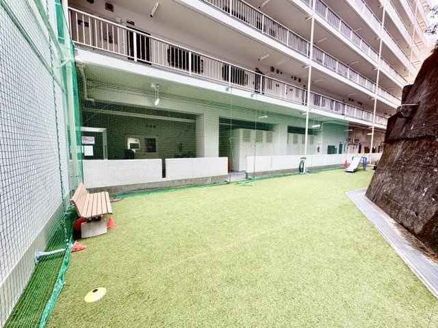 お子様遊べる敷地がございます。