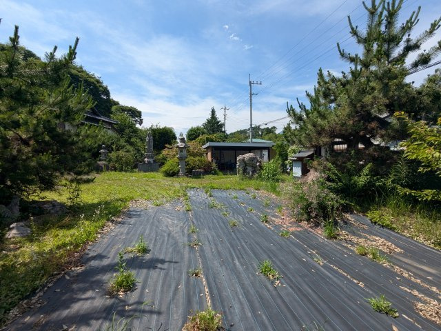 青空と和の風情が調和する広々としたお庭。敷地がすっきりと整えられており、多目的にご活用いただけます。