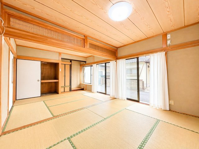 押入収納が備わった和室は、布団や季節用品の収納に便利な空間です。天袋付きで収納力も高く、生活感を抑えたすっきりとしたお部屋づくりが可能です。和室ならではの落ち着いた雰囲気の使い勝手の良い一室です。