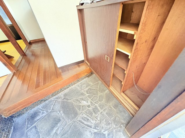 収納付きの玄関は、靴や傘などをすっきり整理でき、いつでもきれいな空間を保てます。ゆとりある土間スペースで出入りもしやすく、毎日の「いってきます」「ただいま」を気持ちよく迎えてくれる玄関です。　