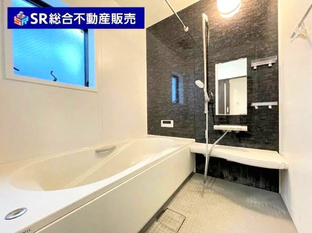 足を伸ばしてゆったりくつろげる浴室です！（AIで残置物削除済）