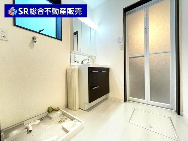 温水シャワー付洗面化粧台があり朝の支度も楽々です☆