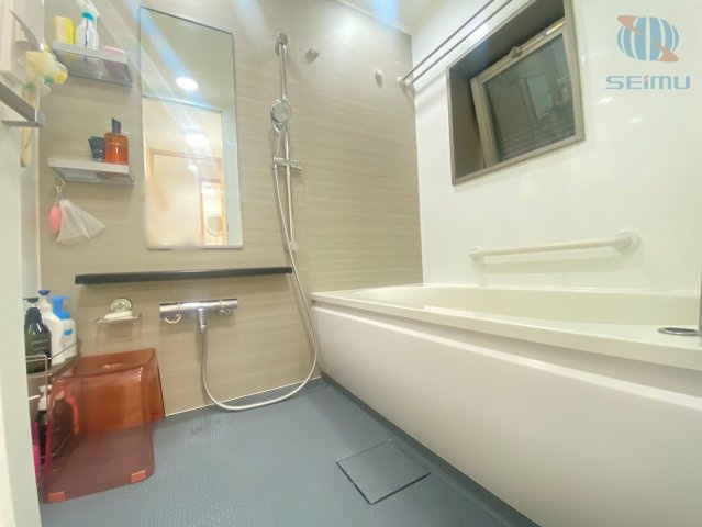 【浴室】広々とした浴室には窓を備え、換気がしやすくいつでも快適な空間を保てます。