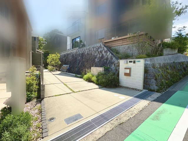 前面道路含む現地写真です