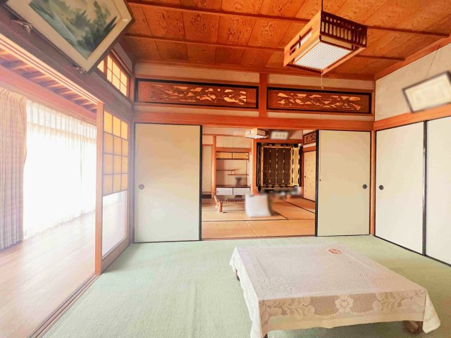 南向きの縁側からは沢山の光を採り込む和室は風通しも良く、快適に過ごせます。