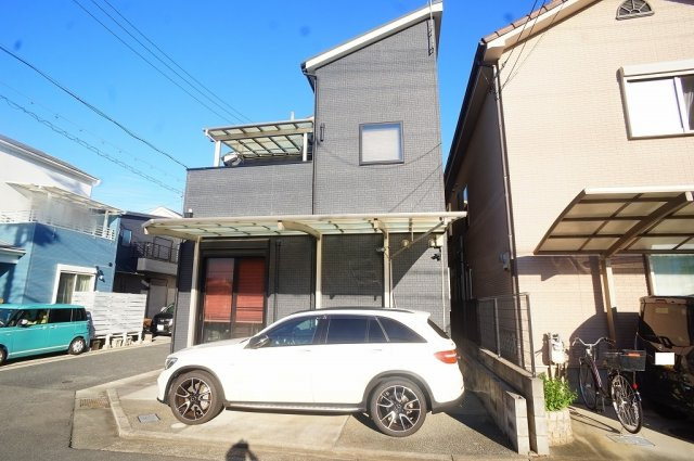 お買い物施設、徒歩5分圏内です♪駐車スペースカーポート付きです☆広々解放感のある角地☆　駐車スペースも広く楽々駐車可能です♪