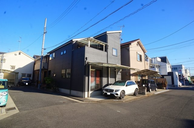 広々解放感のある角地☆　駐車スペースも広く楽々駐車可能です♪（道路8ｍ×5ｍ）